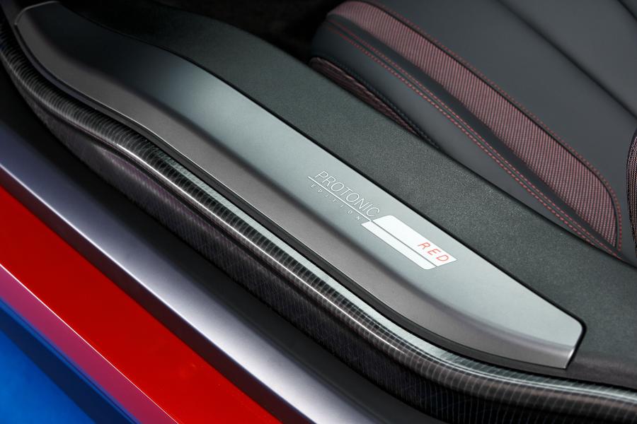 Детали интерьера BMW i8 Protonic Red Edition (I12) 2016 года  (фото 16 из 20)